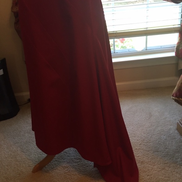 Beautiful crimson red evening gown. - Picture 2 of 5